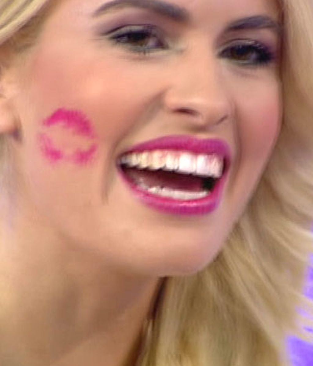 Adriana Abenia besa a Jorge Javier