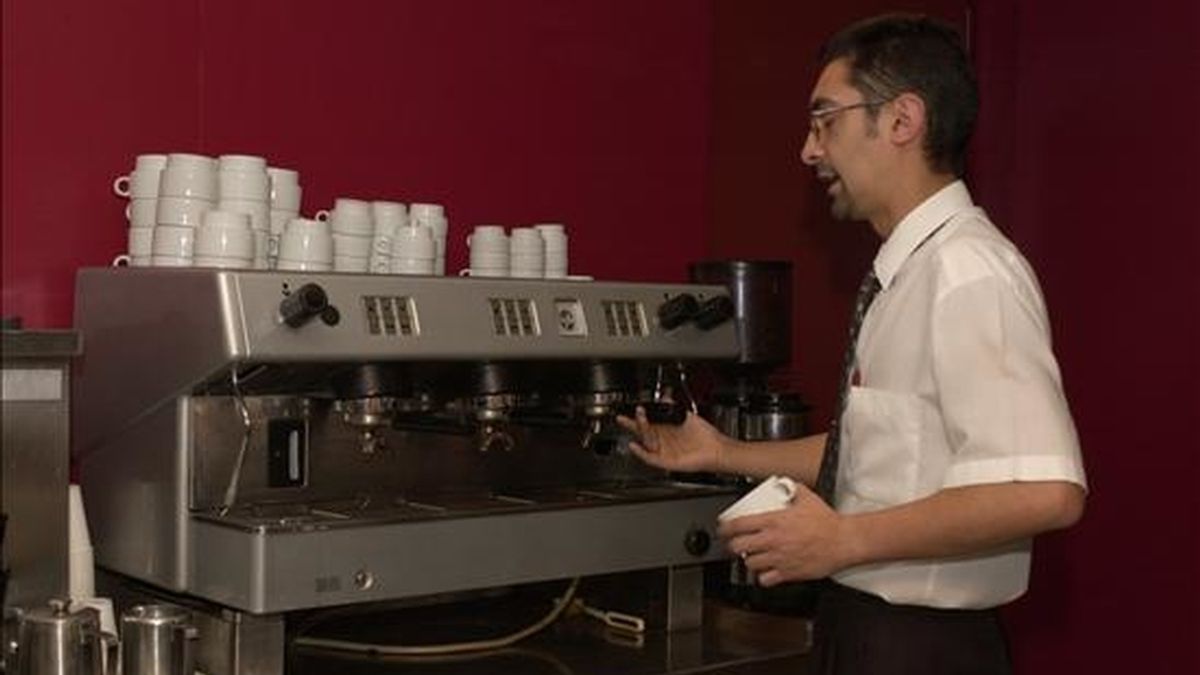 En la imagen, un camarero se dispone a preparar un café en una cafetera industrial. EFE/Archivo