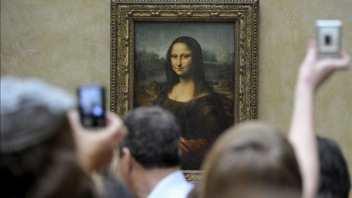 Un grupo de turistas fotografían La Gioconda o Mona Lisa en el Museo del Louvre en París (Francia). EFE/Archivo