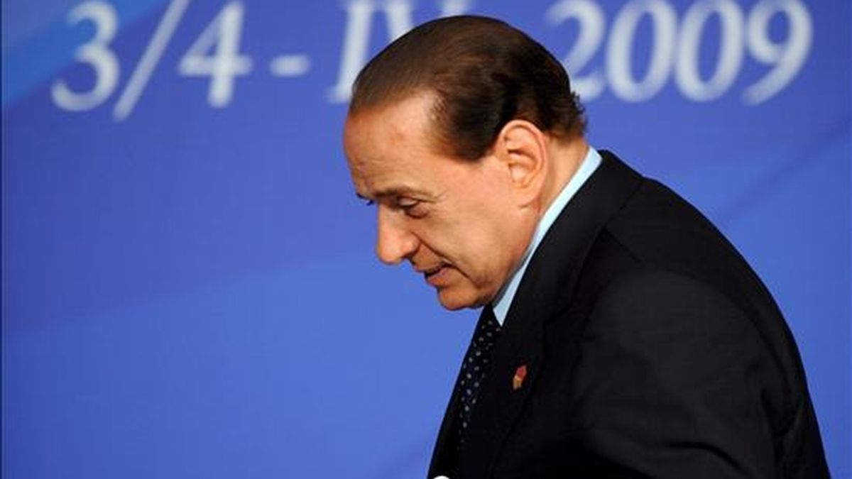 El primer ministro italiano, Silvio Berlusconi, durante la rueda de prensa que ofreció tras la sesión final de la cumbre del 60 aniversario de la Alianza Atlántica que se celebró en Estrasburgo, Francia, el pasado sábado 4 de abril. EFE/Archivo
