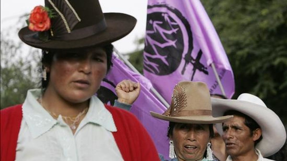 Diversos representantes indígenas protestan contra la firma de un tratado de libre comercio entre la Comunidad Andina (CAN) y la Unión Europea el pasado 26 de marzo de 2009, en Lima (Perú), frente a las instalaciones de la CAN. EFE/Archivo