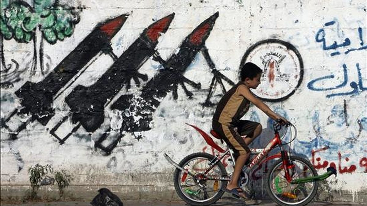 Un niño palestino monta su bicicleta frente a un muro que presenta algunas pintadas de cohetes de Hamás en las calles del campo de refugiados de Jabaliya en el norte de la Franja de Gaza. EFE/Archivo Un niño palestino monta su bicicleta frente a un muro que presenta algunas pintadas de cohetes de Hamás en las calles del campo de refugiados de Jabaliya en el norte de la Franja de Gaza. EFE/Archivo