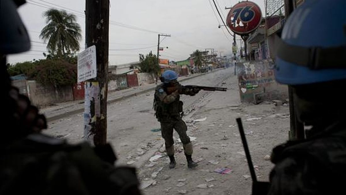 Cascos azules de la MINUSTAH aseguran el perímetro en la sede del Centro Electoral Provisional (CEP) en la calle Delmas, en Puerto Príncipe (Haití), durante las violentas protestas registradas ayer en rechazo a los resultados electorales del CEP. EFE