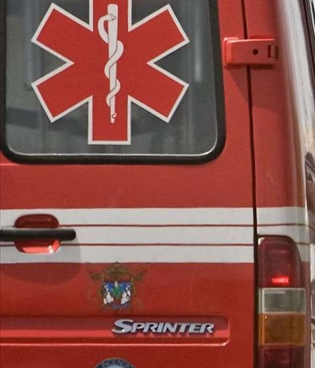 Una ambulancia traslada a un herido en un accidente. EFE/Archivo Una ambulancia traslada a un herido en un accidente. EFE/Archivo