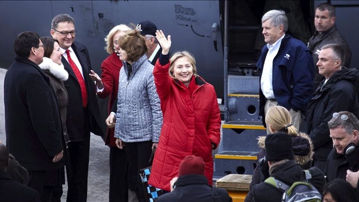 La secretaria de Estado de EE.UU., Hillary Clinton (c), saluda a su llegada al aeropuerto de Nuuk (Groenlandia). EFE