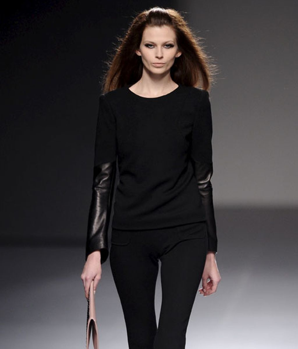 Minuciosa al combinar sedas, tules, pedrería, crochet...