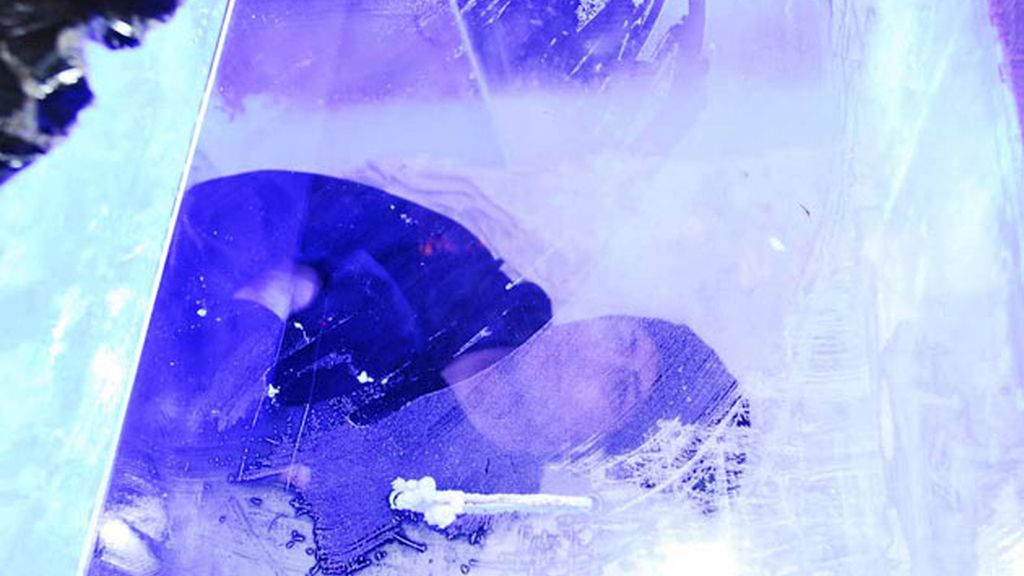 Encerrado 24 horas en un bloque de hielo