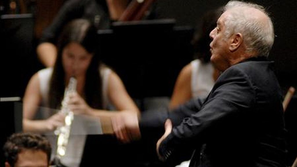 La orquesta West-Eastern Divan, dirigida por Daniel Barenboim (d) y formada mayoritariamente por jóvenes israelíes, árabes y españoles, interpreta el primer concierto de su gira anual en el teatro Infanta Leonor de la capital jiennense. EFE La orquesta West-Eastern Divan, dirigida por Daniel Barenboim (d) y formada mayoritariamente por jóvenes israelíes, árabes y españoles, interpreta el primer concierto de su gira anual en el teatro Infanta Leonor de la capital jiennense. EFE