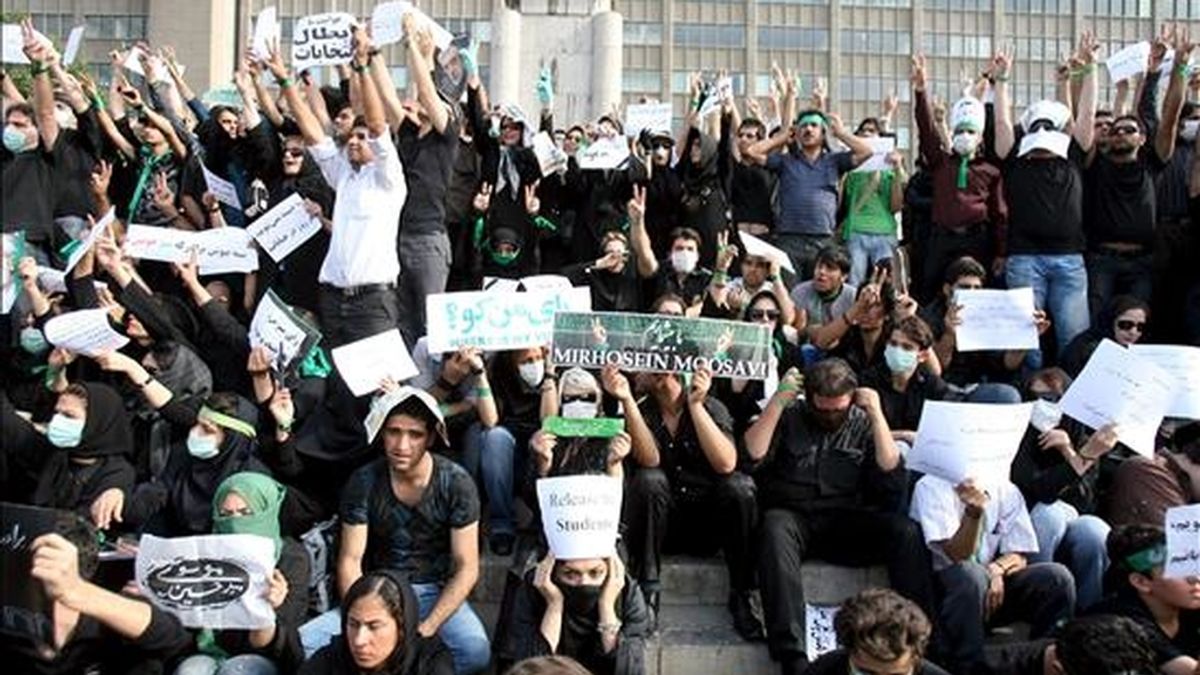 Iraníes opositores al gobierno durante una manifestación en apoyo a su lider, el candidato presidencial Mir-Hossein Moussaví, en Teherán, Irán. EFE