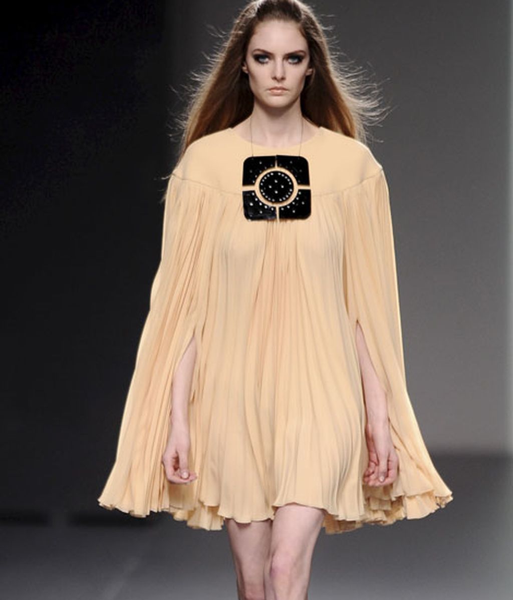 Minuciosa al combinar sedas, tules, pedrería, crochet...