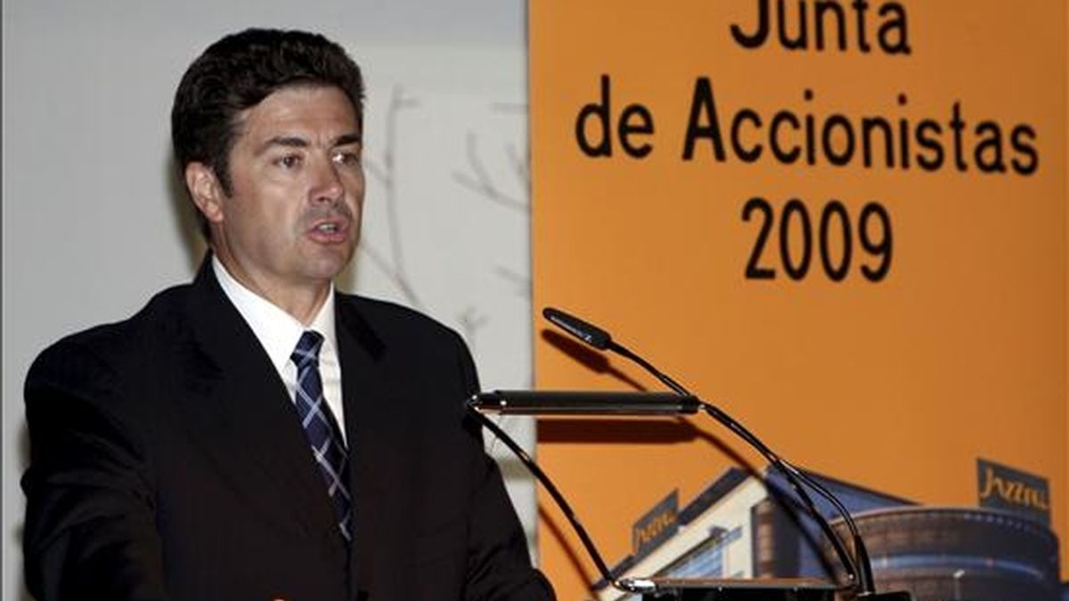 El consejero delegado de Jazztel, José Miguel García, pronuncia unas palabras durante la Junta de Accionistas de la compañía, la primera que se celebra en España, para estudiar la agrupación de sus acciones. EFE