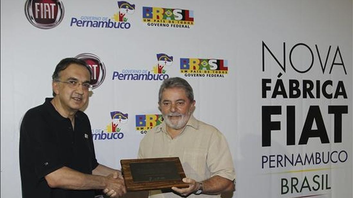 El presidente de Brasil, Luiz Inácio Lula da Silva (d) y el presidente mundial da Fiat, Sergio Marchionne (i), se saludan, durante  la ceremonia de colocación de la primera piedra de la planta ensambladora de autos de Fiat, en la ciudad de Ipojuca, en el estado de Pernambuco, Brasil. EFE