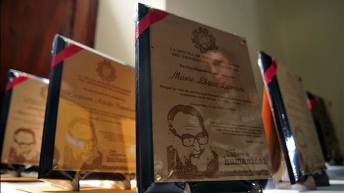 Una mujer se refleja en una placa de homenaje al obispo guatemalteco Monseñor Juan Gerardi, durante una celebración hoy por la conmemoración del undécimo aniversario de su muerte. EFE