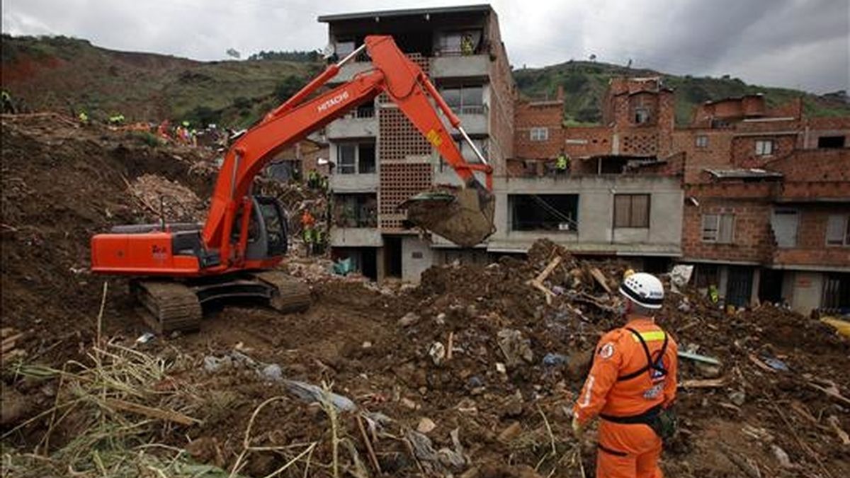 Un socorrista de la defensa civil colombiana se mueve en medio de los escombros en la zona del deslizamiento ocurrido en el municipio de Bello, Colombia, un gran alud de tierra que sepultó un barrio de esa localidad y que deja hasta ahora 30 muertos. EFE