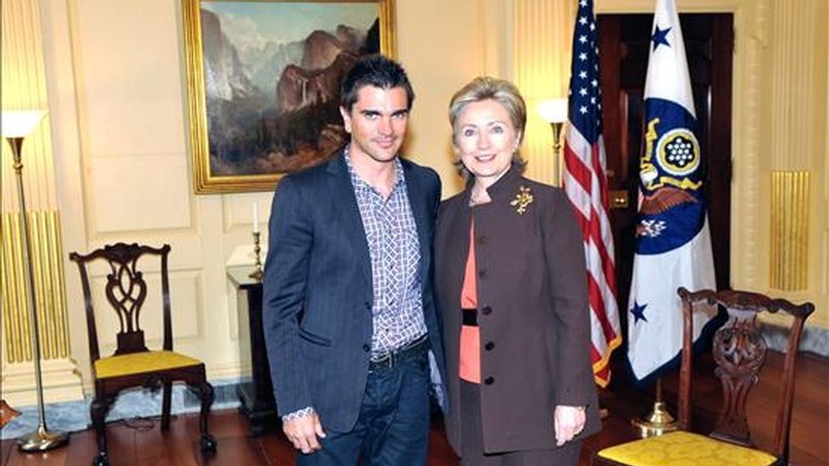 El cantante colombiano Juanes posa para una fotografía con la secretaria de estado de Estados Unidos, Hillary Clinton, en Washington (EE.UU.) EFE
