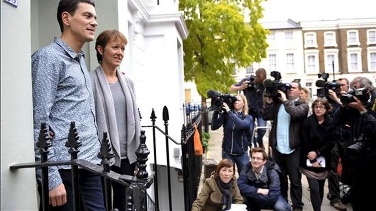 David Miliband y su esposa, Louise, a las puertas de su casa en Londres este miércoles. EFE David Miliband y su esposa, Louise, a las puertas de su casa en Londres este miércoles. EFE
