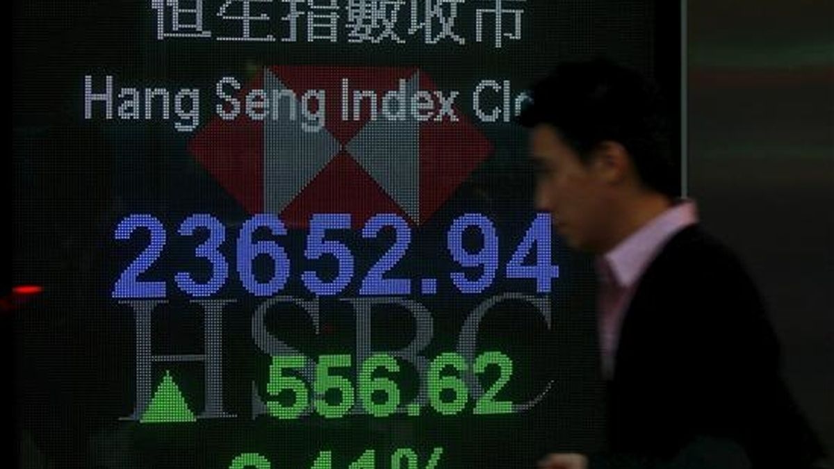 Pantalla electrónica con los resultados del índice Hang Seng en el mercado de valores de Hong Kong (China). EFE/Archivo