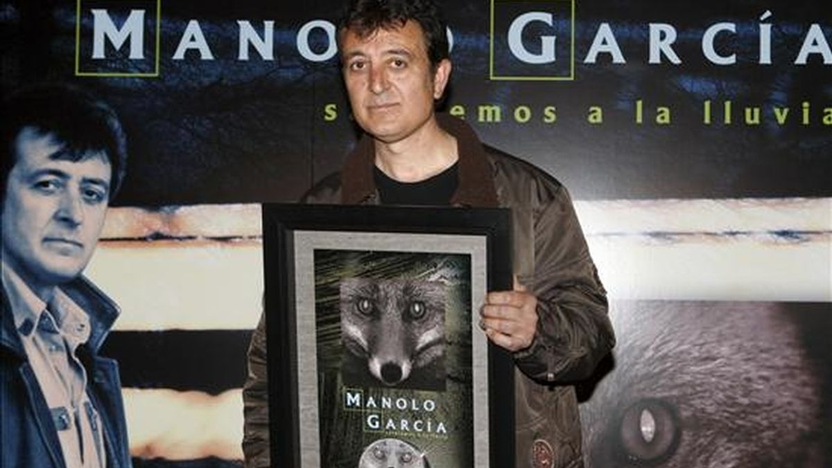 El músico catalán Manolo García recogió hoy en la Casa de América, en Madrid, un doble disco de platino por la venta de más de cerca de 200.000 copias de "Saldremos a la lluvia". EFE