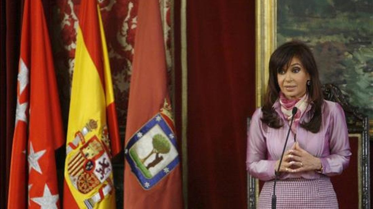 La presidenta de Argentina, Cristina Fernández, durante su intervención en el Salón de Plenos de la Casa de la Villa, en Madrid, antes de recibir de manos del alcalde madrileño, Alberto Ruiz-Gallardón, la Llave de Oro de la capital. EFE