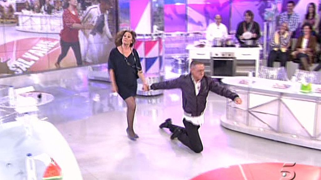 Kiko anda de rodillas y Mila Ximénez tras él