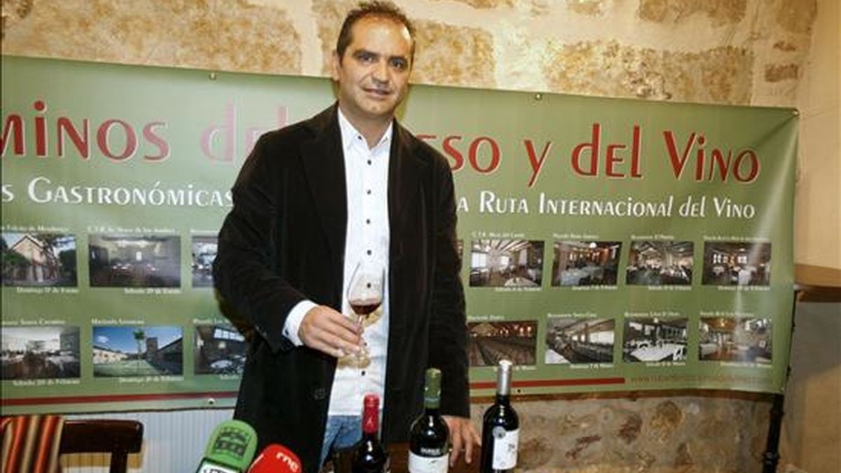 El alcalde de Trabaca, José Luis Pascual, durante la presentación de las jornadas gastronómicas. EFE/Archivo