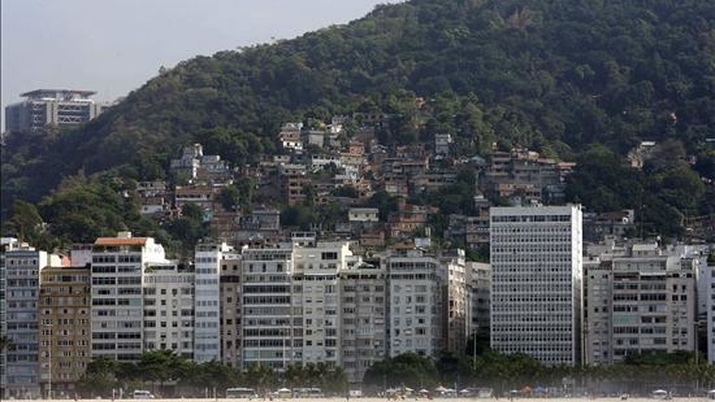 Ban recordó que se debe trabajar para mejorar el bienestar de mil millones de personas que viven en barrios marginales y viviendas inadecuadas en todo el mundo, e hizo hincapié en que los problemas que plantea la pobreza urbana, "desde la contaminación hasta la cultura de las pandillas de delincuentes, no son insalvables". EFE/Archivo Ban recordó que se debe trabajar para mejorar el bienestar de mil millones de personas que viven en barrios marginales y viviendas inadecuadas en todo el mundo, e hizo hincapié en que los problemas que plantea la pobreza urbana, "desde la contaminación hasta la cultura de las pandillas de delincuentes, no son insalvables". EFE/Archivo