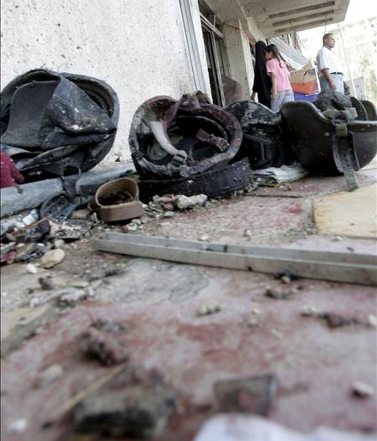 Los cascos de varias de las víctimas del atentado suicida perpetrado hoy en el barrio bagdadí de Al Qarrada. EFE