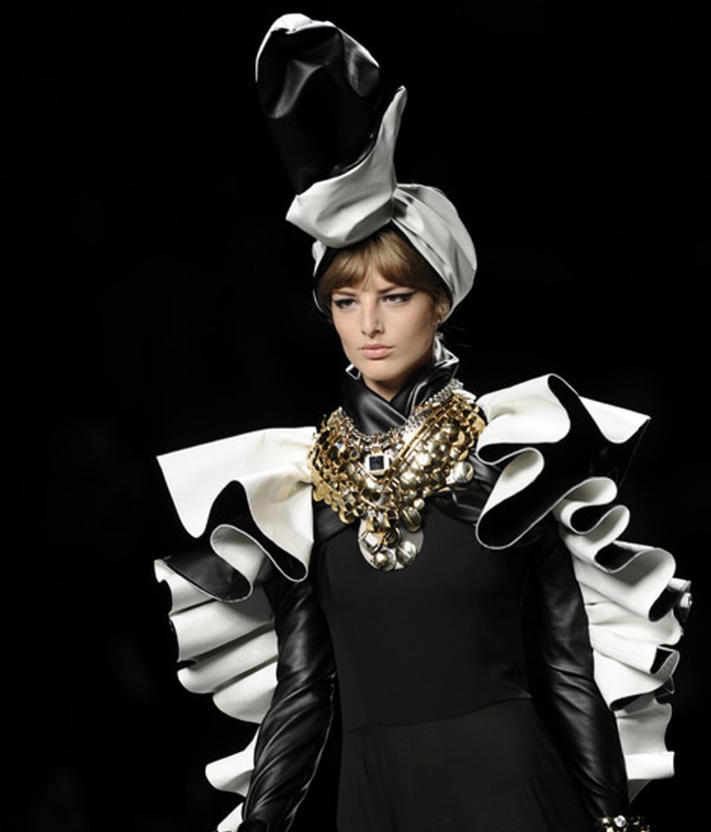 Estilo y glamour llenan la pasarela