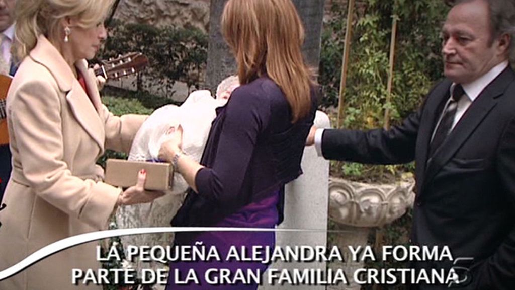 La familia posa ante las cámaras a la salida de la iglesia