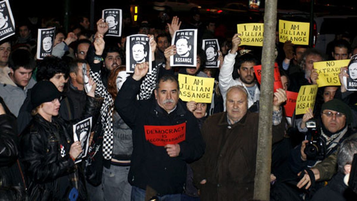 Manifestantes en Madrid piden la liberación de Assange. Foto: EFE