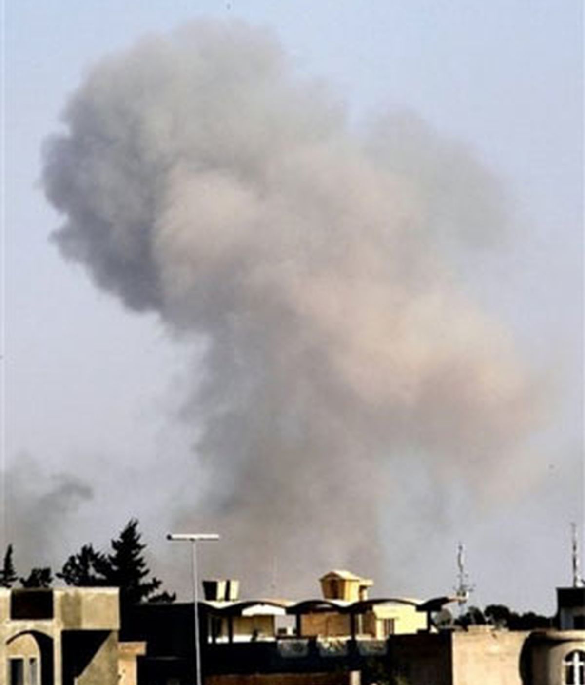 La OTAN podría haber aumentado su ofensiva en la capital libia. Vídeo: Informativos Telecinco.