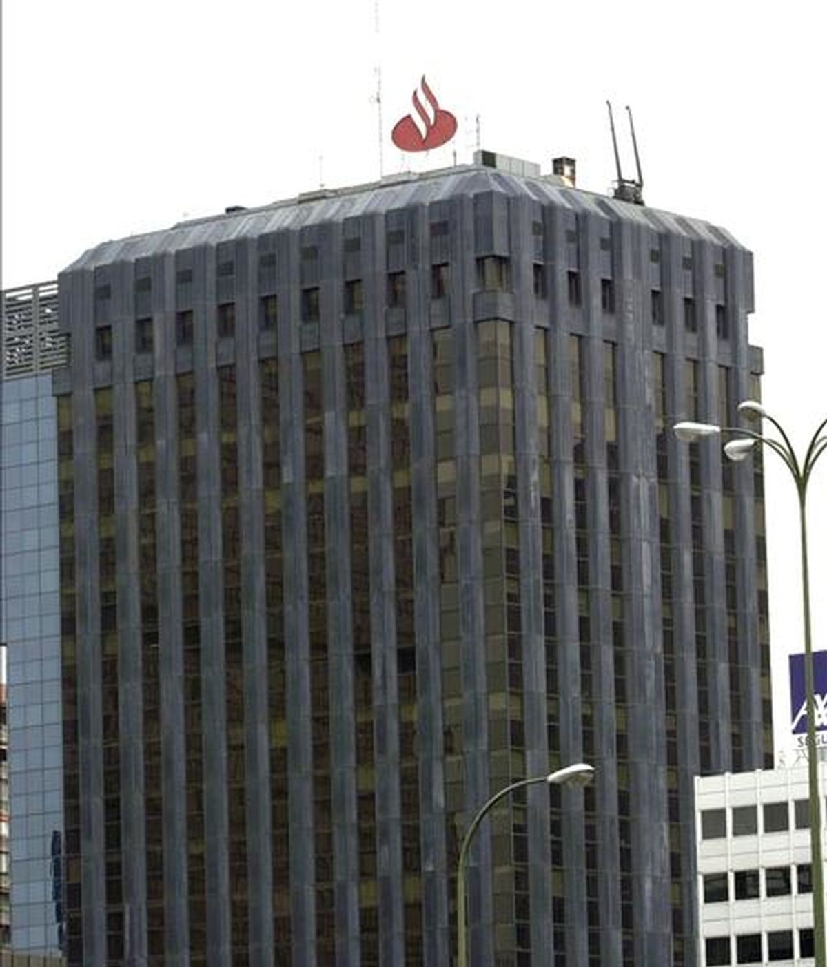 Logotipo del Banco Santander en lo alto de la sede, situado en la Plaza Picasso de Madrid. EFE/Archivo