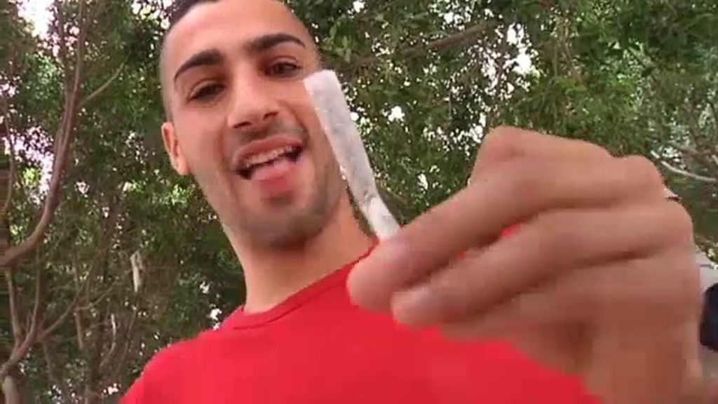 Un joven se “lía” un porro