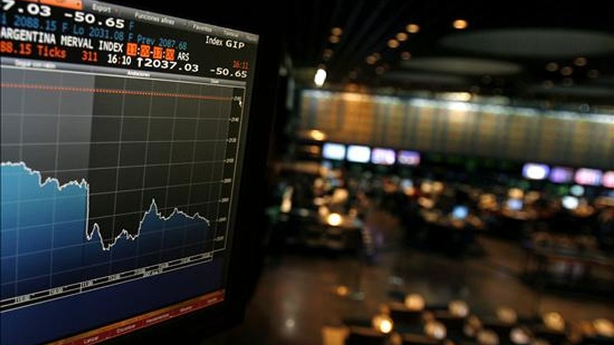El Merval del corro de Buenos Aires subió 1,08% y alcanzó los 2.289,50 enteros, en un día en el que se cambiaron papeles por 32,8 millones de pesos (8,3 millones de dólares). EFE/Archivo El Merval del corro de Buenos Aires subió 1,08% y alcanzó los 2.289,50 enteros, en un día en el que se cambiaron papeles por 32,8 millones de pesos (8,3 millones de dólares). EFE/Archivo