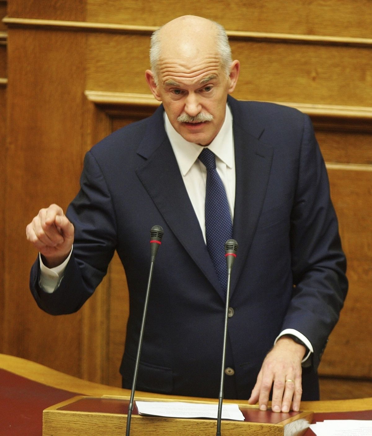 Yorgos Papandreu durante su discurso en el pleno del Parlamento griego en Atenas