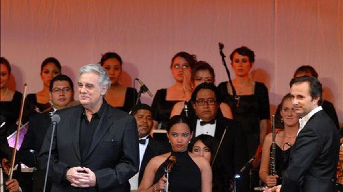 El tenor español Placido Domingo (i) se presenta durante la inauguración del Centro de Convenciones de la ciudad mexicana de Zacatecas. EFE