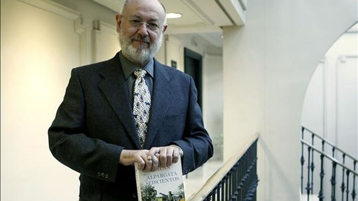 El escritor Juan Eslava Galán repasa con emotividad, crudeza y humor la España de los años 50 en "De la alpargata al Seiscientos", una crónica de un país "en blanco y negro" y en muchos aspectos surrealista, de la que hoy habló con Efe. EFE