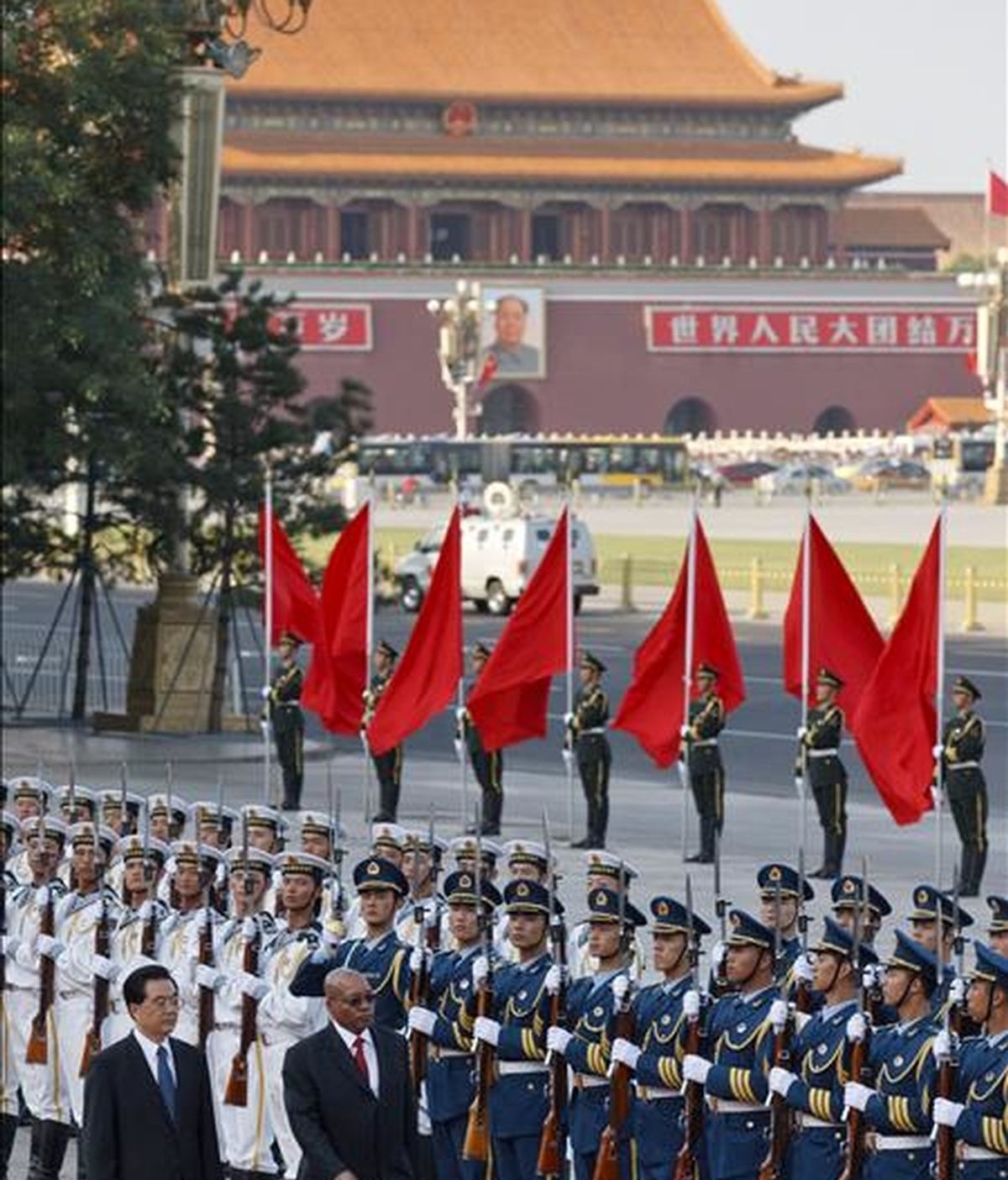 Fotografía de archivo fechada el 24 de agosto de 2010 del presidente sudafricano, Jacob Zuma (d) acompañado de su homólogo chino, Hu Jintao, durante la ceremonia de bienvenida en Pekín, China. EFE/Archivo Fotografía de archivo fechada el 24 de agosto de 2010 del presidente sudafricano, Jacob Zuma (d) acompañado de su homólogo chino, Hu Jintao, durante la ceremonia de bienvenida en Pekín, China. EFE/Archivo