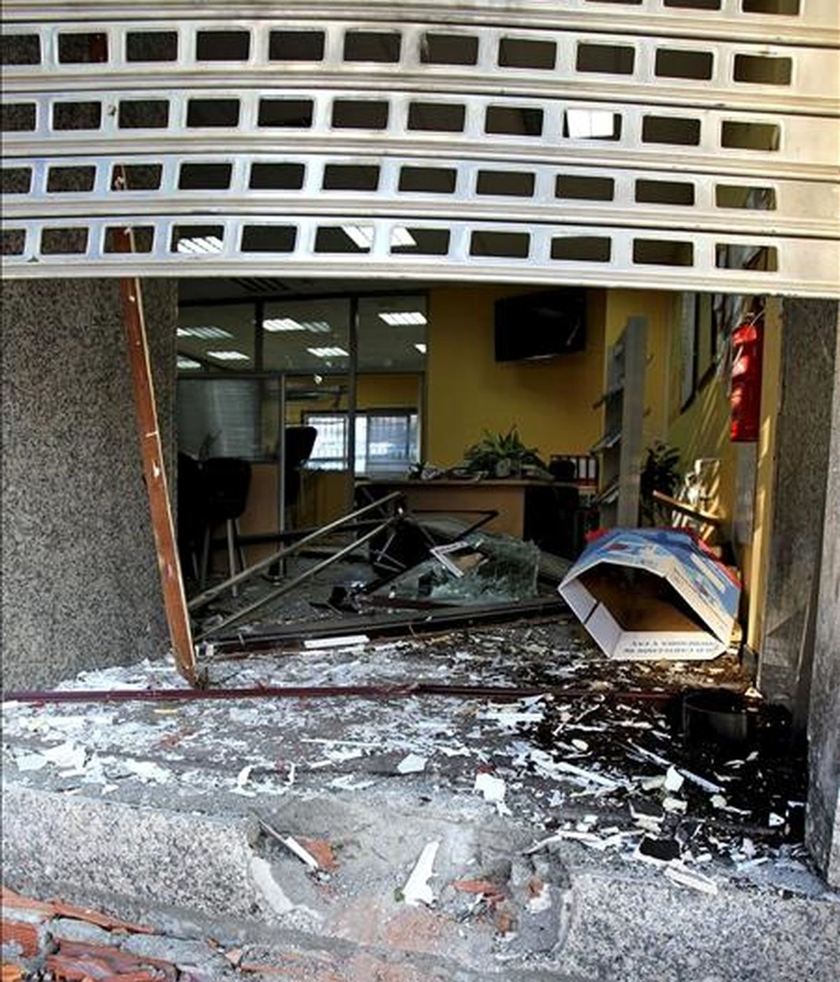 Estado en el que ha quedado la oficina de una empresa de fontanería, situada en la calle Martínez Garrido de Vigo, tras la explosión de un artefacto la pasada madrugada, si bien no ha causado daños personales. EFE
