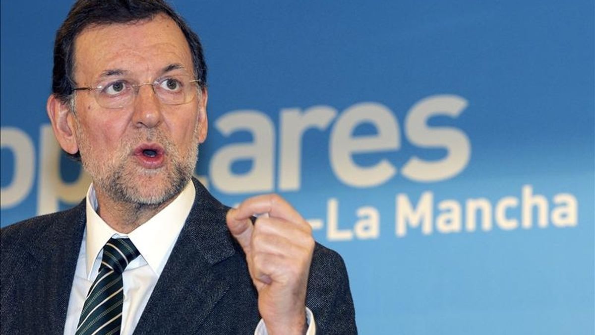El presidente del PP, Mariano Rajoy, ha expresado hoy su absoluta convicción de que el presidente de la Generalitat valenciana, Francisco Camps, "no es un corrupto" y ha garantizado que no va a "liquidar" su carrera política por la acusación de no haber pagado tres trajes. EFE/Archivo