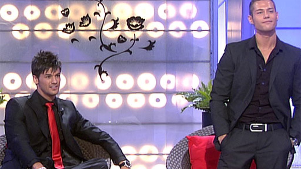 Fabián se sienta en el trono