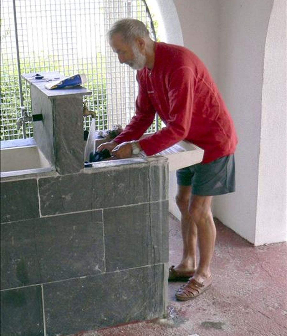 El peregrino francés Paul Viand, en el lavadero del albergue gallego de A Gudiña, un día antes de que sus compañeros de viaje le perdiesen la pista en el siguiente albergue en el municipio de Laza. EFE