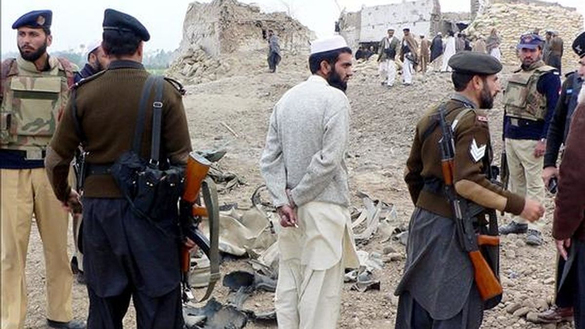 Miembros de la seguridad paquistaní inspeccionan la zona donde ha tenido lugar un atentado suicida contra un puesto de control en Bannu, en la Provincia de la Frontera del Noroeste (NWFP), Pakistán. EFE