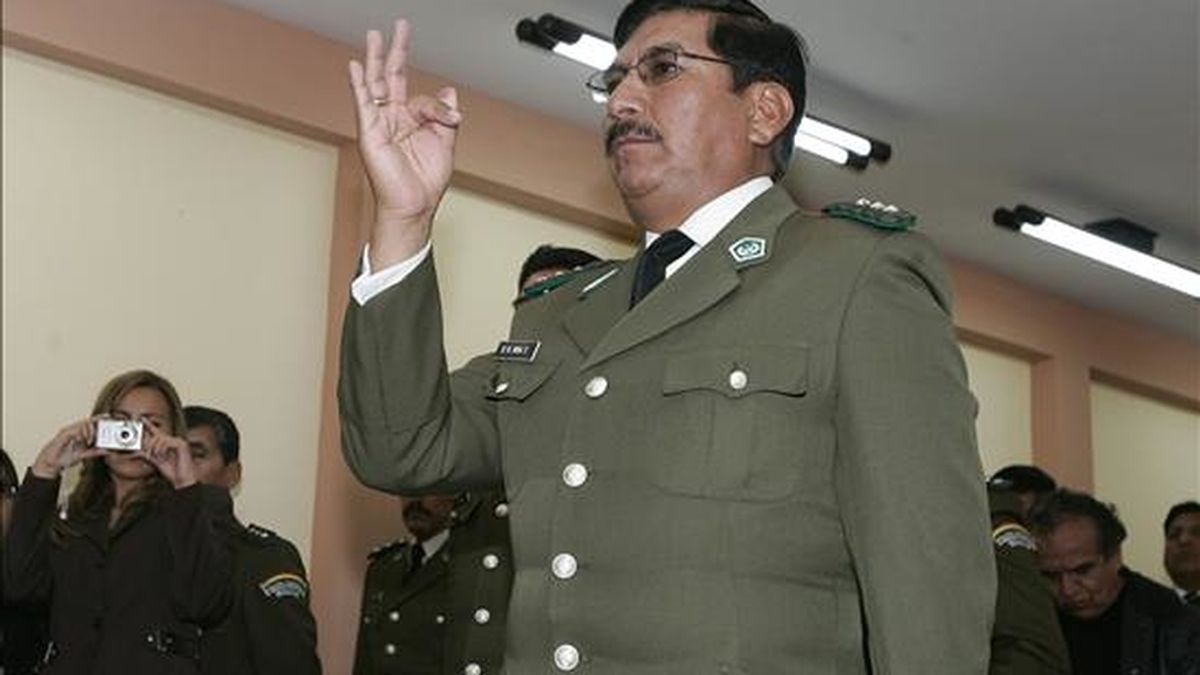 El nuevo jefe de la Fuerza Especial de Lucha contra el Narcotráfico (FELCN), coronel Óscar Nina, se posesiona en La Paz, Bolivia. El acto estuvo a cargo del ministro de Gobierno (Interior) boliviano, Alfredo Rada. EFE