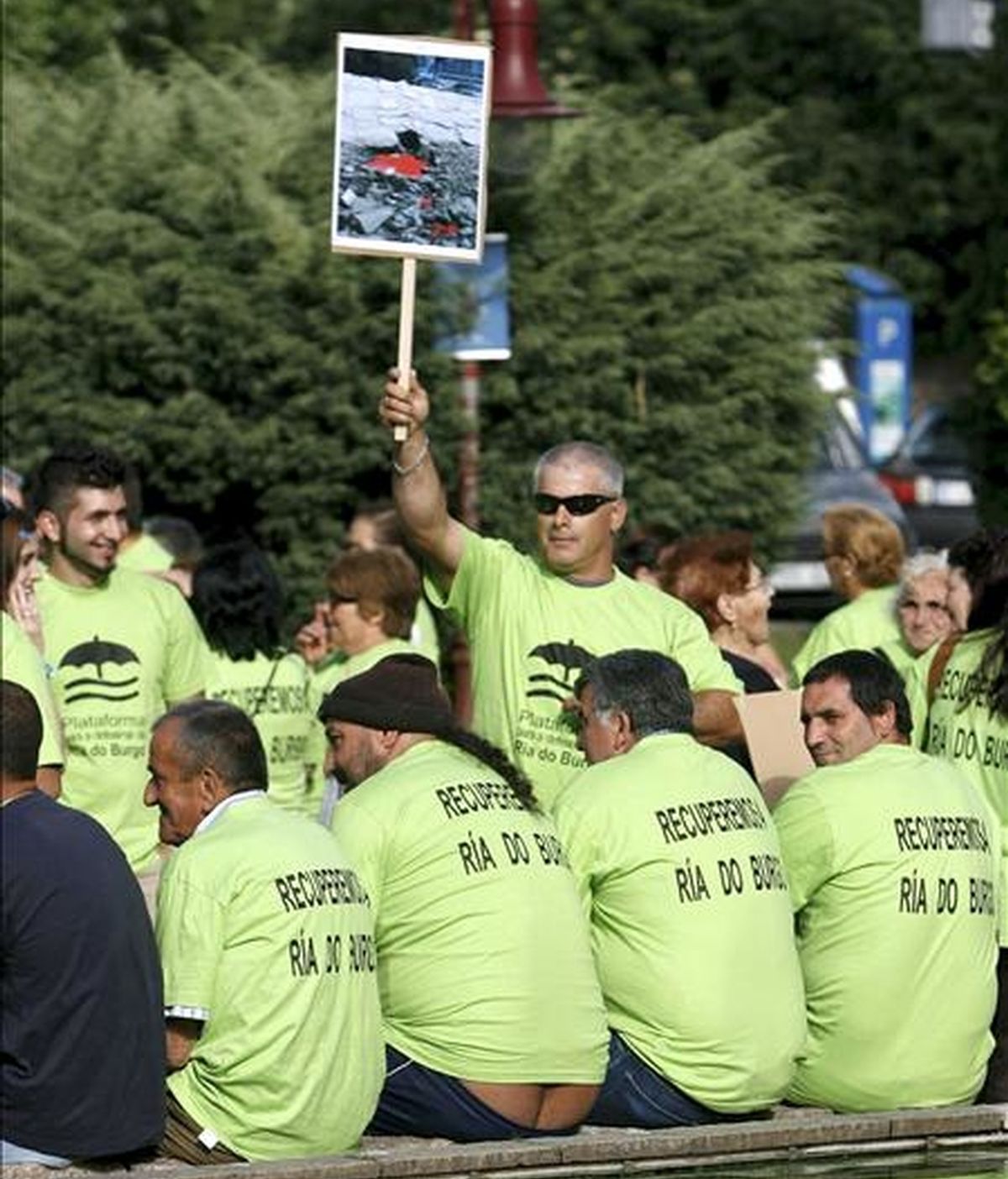 En la imagen de archivo, varias personas durante una manifestación convocada por la Plataforma por la Defensa de la Ría de O Burgo. EFE