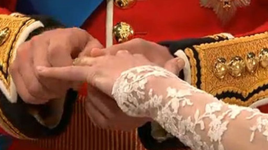 Wililam pone el anillo en el dedo de Kate