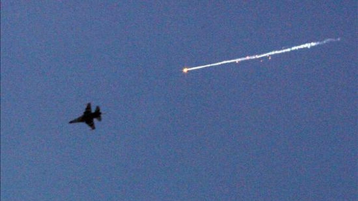 Un avión de combate de la Fuerza Aérea israelí lanza una bengala durante los bombardeos sobre la franja de Gaza el pasado mes de enero. EFE/Archivo