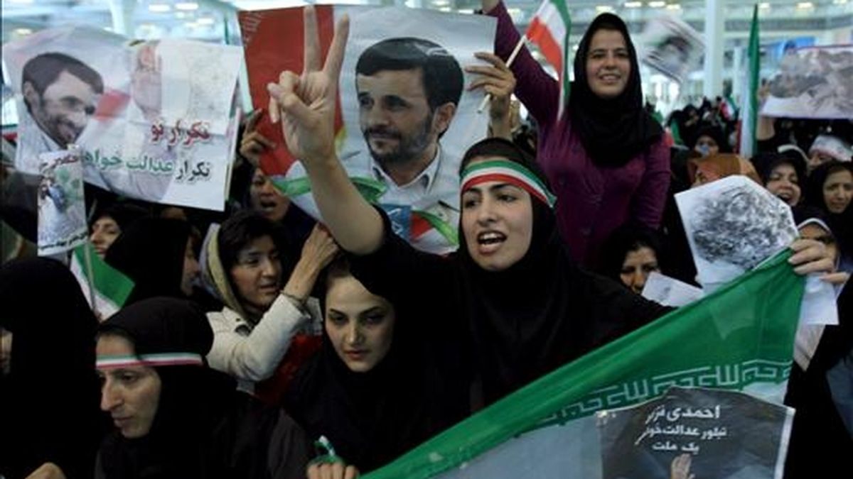 Seguidores del presidente iraní Mahmoud Ahmadinejad durante un acto electoral en Teherán, Irán, ayer 8 de junio. EFE