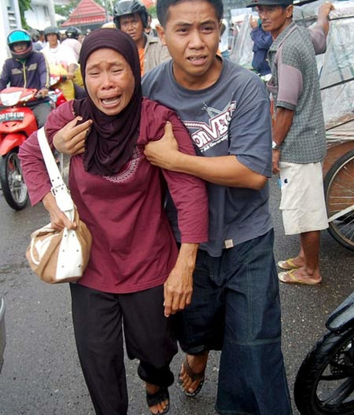 Una mujer llora desconsoladamente tras revisar la lista de los pasajeros desaparecidos en Indonesia. Foto: EFE.