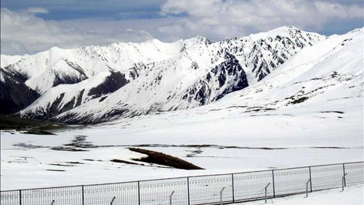Imagen del glaciar situado a 4.730 metros de altitud en el Paso de Khunjerab, en el norte de la frontera entre Pakistán y China. EFE/Archivo